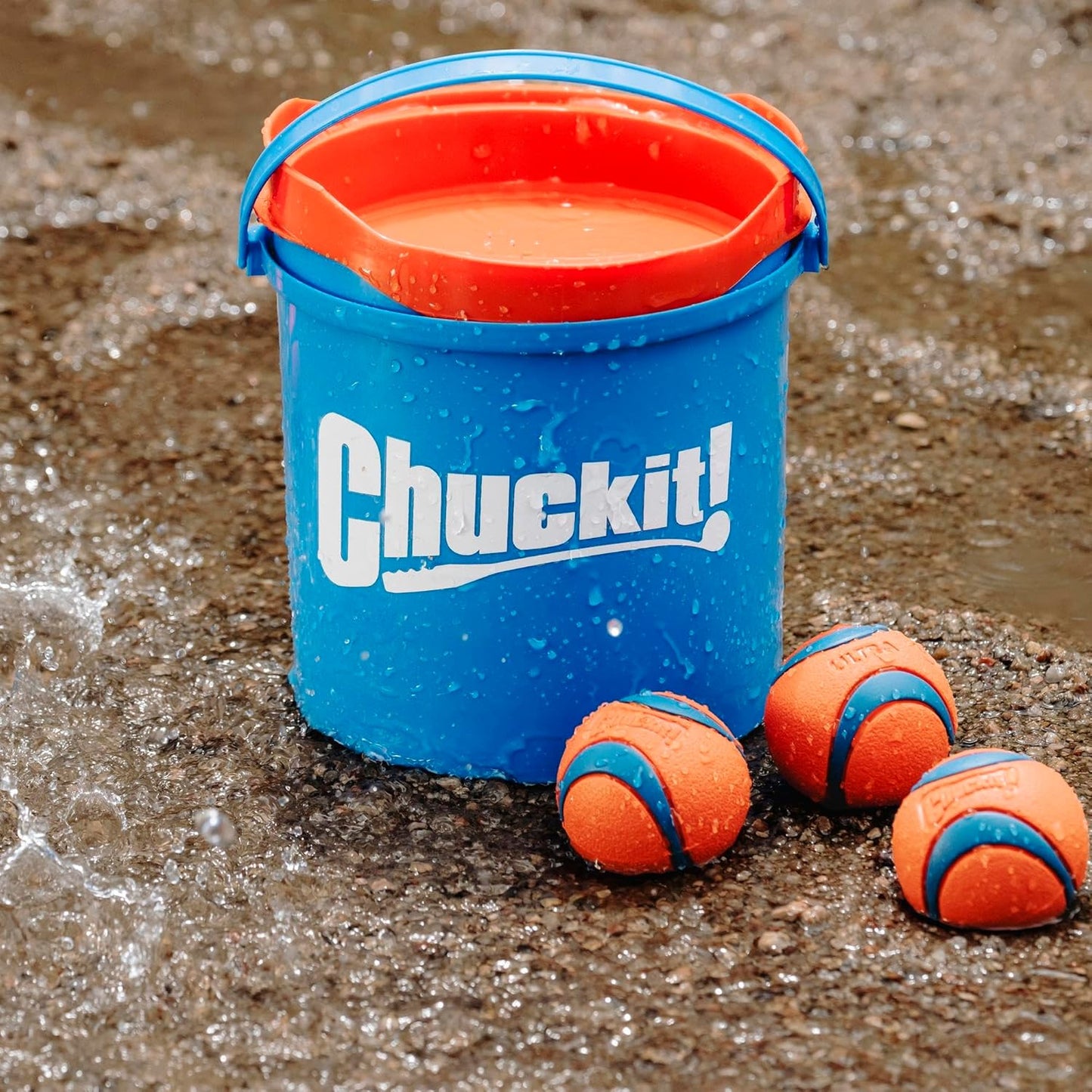 Chuckit! Bucket including 8 Ultra Balls Medium